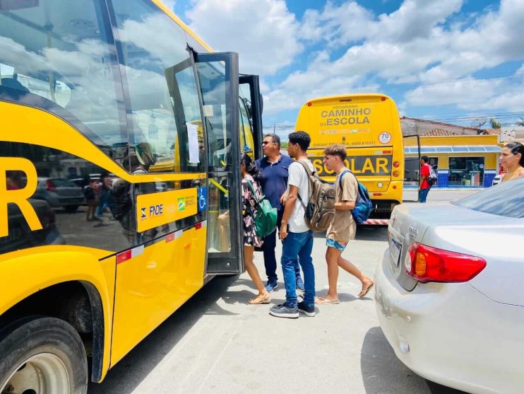 Prefeitura de Itagimirim disponibiliza transporte gratuito para os estudantes do município no 1º dia de provas do ENEM 2023 21