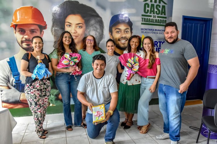 Qualificação profissional: turma conclui curso de flores artificiais 15