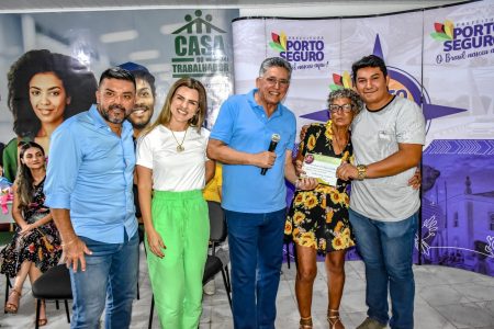 Qualificação profissional: turma conclui curso de flores artificiais 12