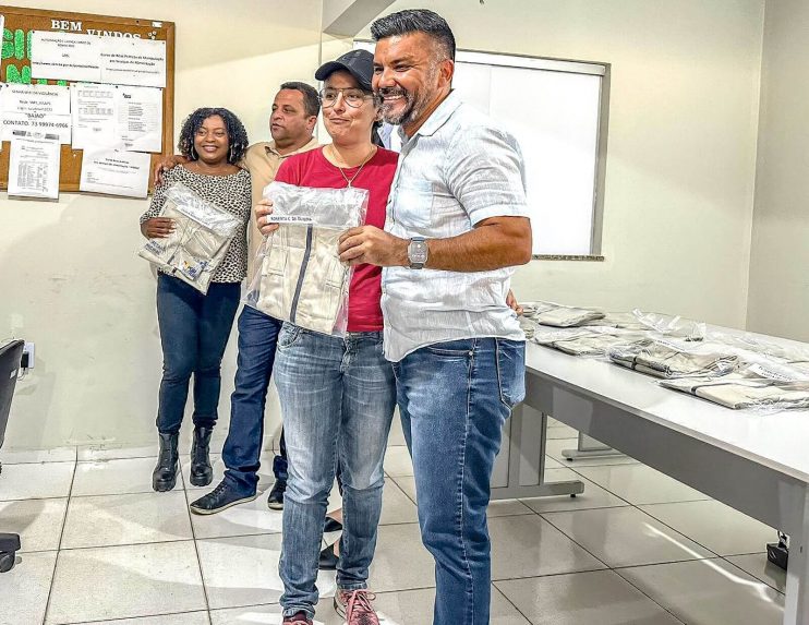Inspetores da Vigilância Sanitária de Porto Seguro recebem novos coletes de identificação 24