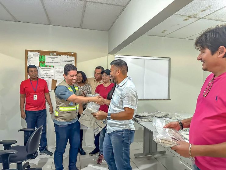 Inspetores da Vigilância Sanitária de Porto Seguro recebem novos coletes de identificação 23