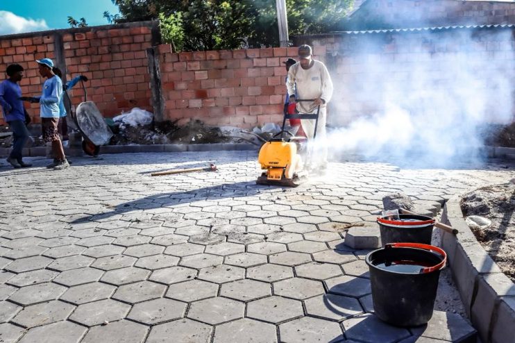 Obras de calçamento avançam no bairro Paraguai 17