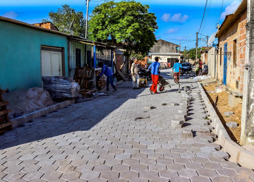 Obras de calçamento avançam no bairro Paraguai 14