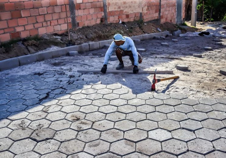 Obras de calçamento avançam no bairro Paraguai 14