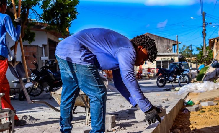 Obras de calçamento avançam no bairro Paraguai 13