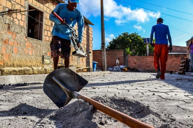 Obras de calçamento avançam no bairro Paraguai 12