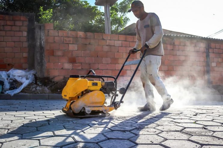 Obras de calçamento avançam no bairro Paraguai 11