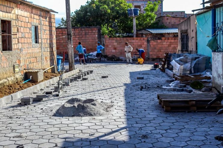 Obras de calçamento avançam no bairro Paraguai 18