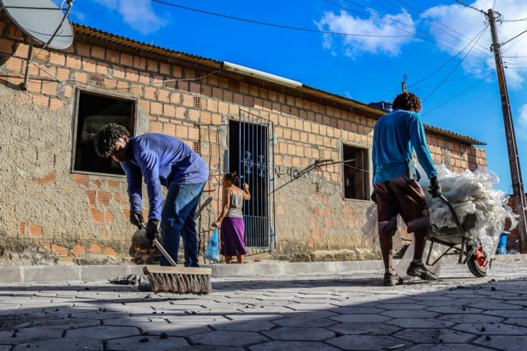 Obras de calçamento avançam no bairro Paraguai 10