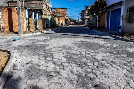 Obras de calçamento avançam no bairro Paraguai 14