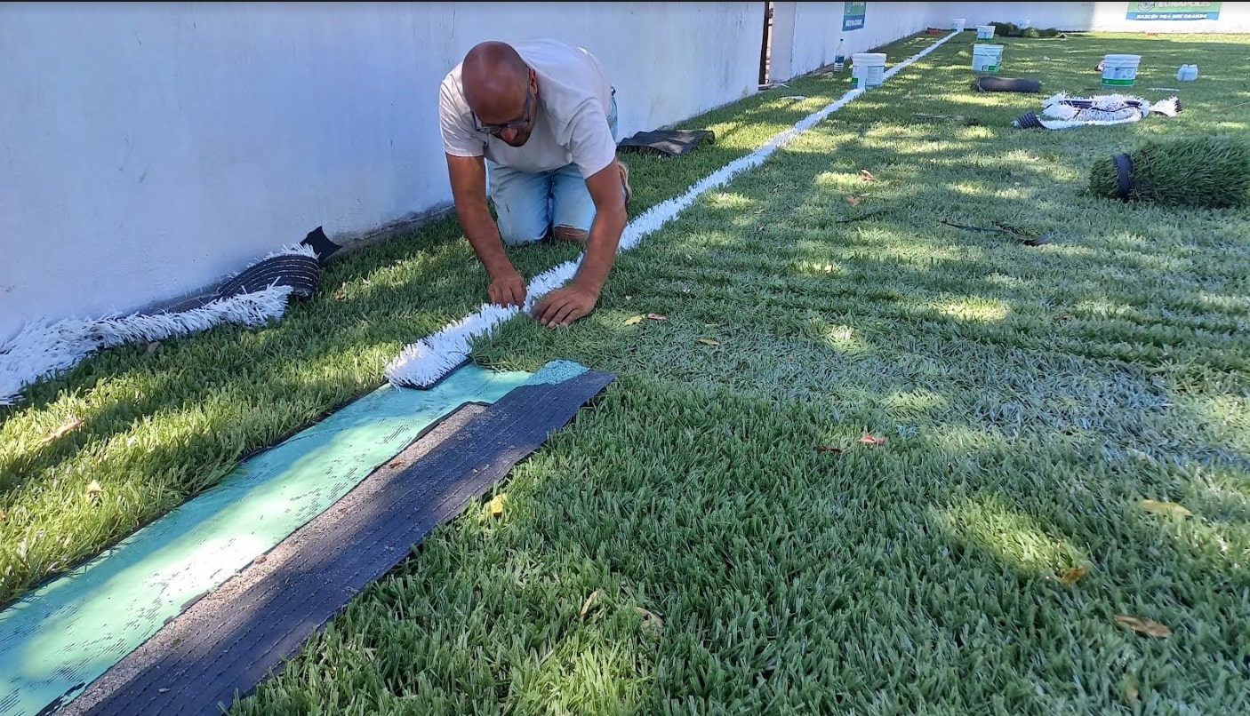 Prefeitura de Eunápolis inicia revitalização da Praça do Pequi com troca da grama sintética da quadra esportiva 4