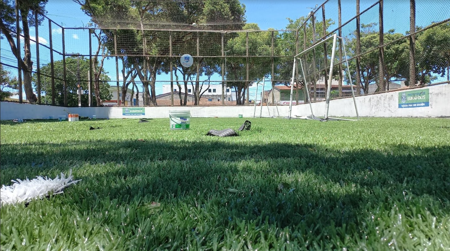 Prefeitura de Eunápolis inicia revitalização da Praça do Pequi com troca da grama sintética da quadra esportiva 6