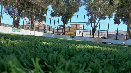 Prefeitura de Eunápolis inicia revitalização da Praça do Pequi com troca da grama sintética da quadra esportiva 7