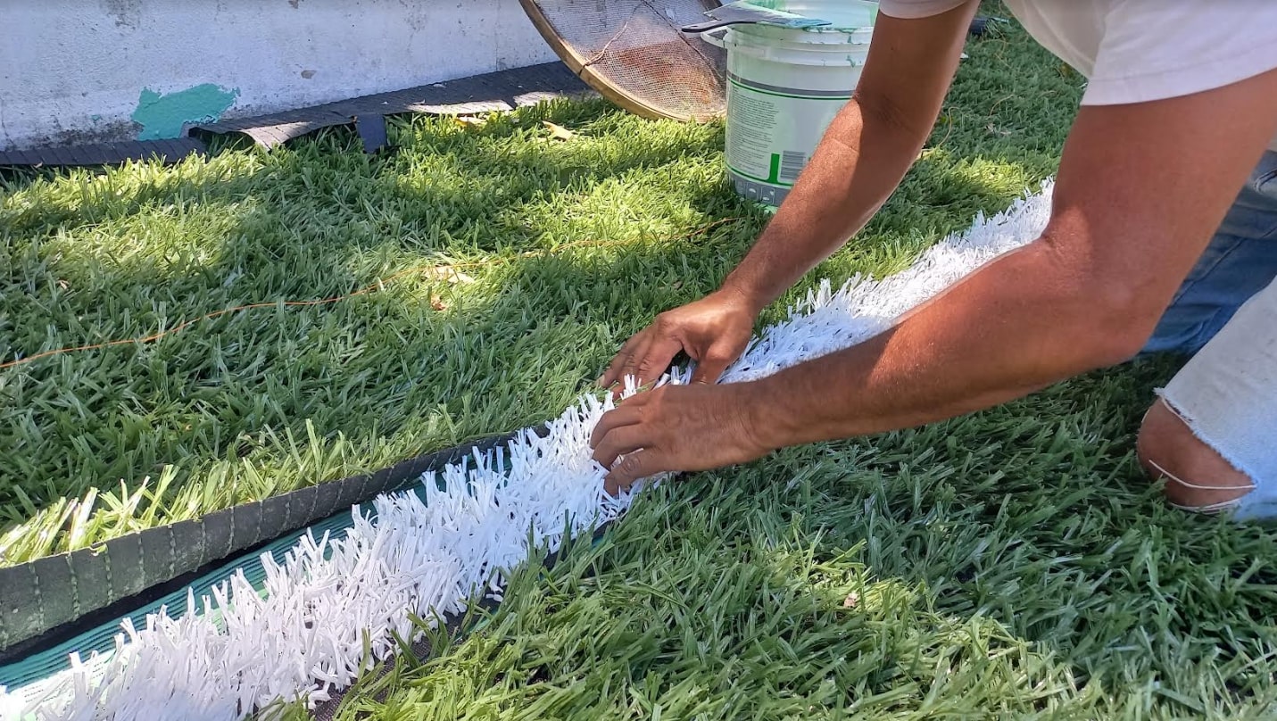 Prefeitura de Eunápolis inicia revitalização da Praça do Pequi com troca da grama sintética da quadra esportiva 5