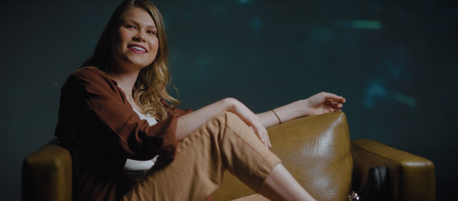 Vicka narra um romance moderno no clipe de "Como Tinha Que Ser" 12