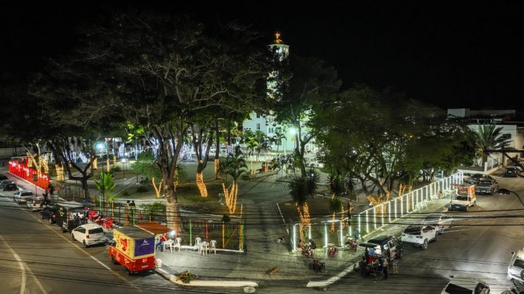 Decoração do Natal Luz na Praça da Matriz encanta moradores de Eunápolis 18
