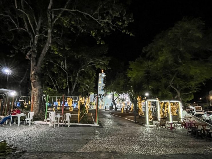 Decoração do Natal Luz na Praça da Matriz encanta moradores de Eunápolis 17