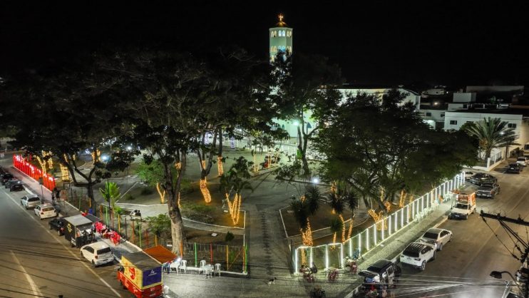 Decoração do Natal Luz na Praça da Matriz encanta moradores de Eunápolis 16