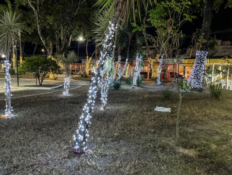 Decoração do Natal Luz na Praça da Matriz encanta moradores de Eunápolis 14