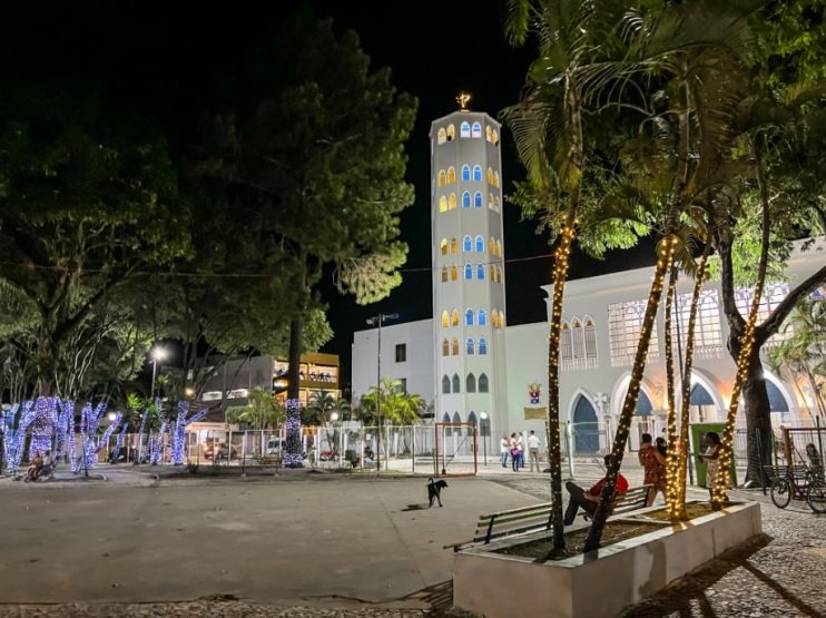 Decoração do Natal Luz na Praça da Matriz encanta moradores de Eunápolis 13