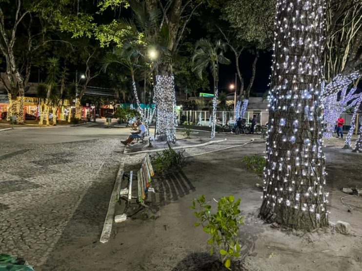 Decoração do Natal Luz na Praça da Matriz encanta moradores de Eunápolis 12