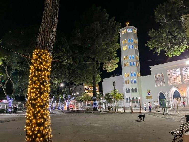 Decoração do Natal Luz na Praça da Matriz encanta moradores de Eunápolis 11