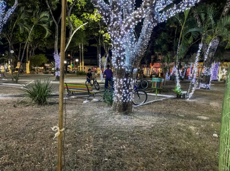 Decoração do Natal Luz na Praça da Matriz encanta moradores de Eunápolis 10