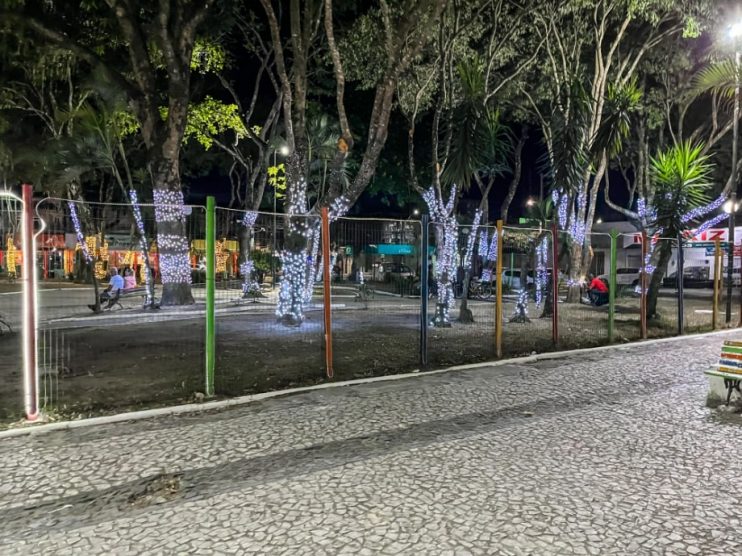 Decoração do Natal Luz na Praça da Matriz encanta moradores de Eunápolis 9