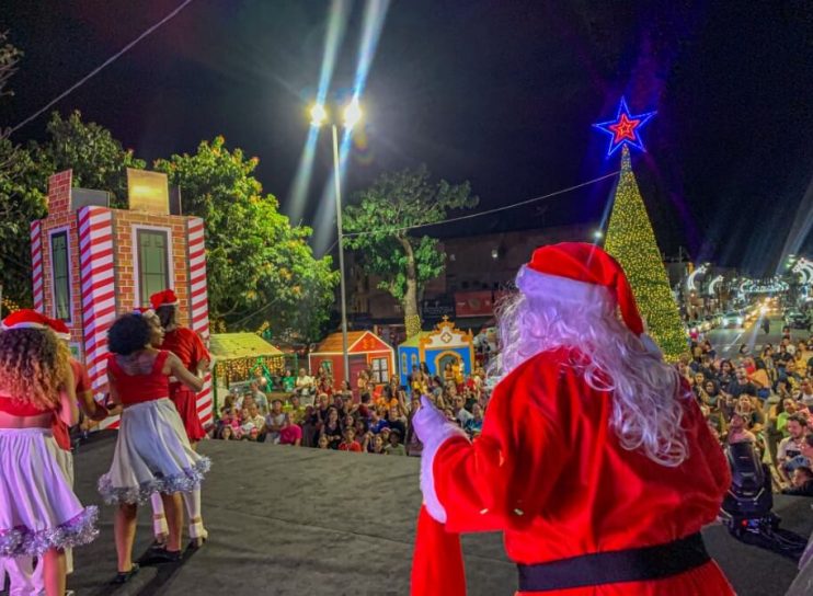 "Natal Luz" encanta grande público com espetáculos culturais e musicais em Eunápolis 13