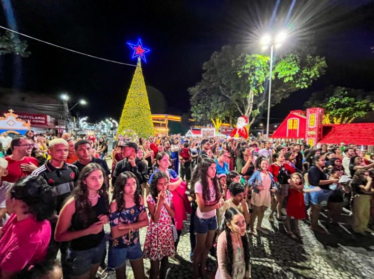 "Natal Luz" encanta grande público com espetáculos culturais e musicais em Eunápolis 15