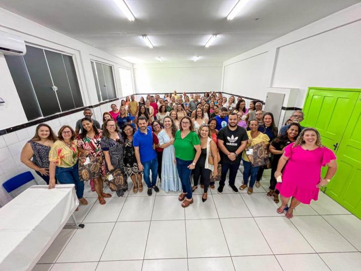 Prefeita Cordélia Torres participa de confraternizações dos profissionais da saúde e educação em Eunápolis 13