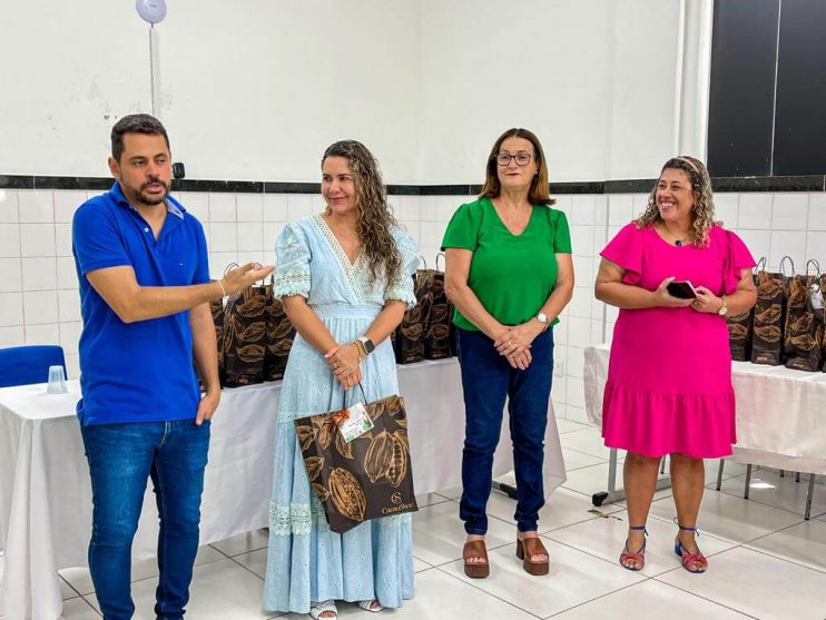 Prefeita Cordélia Torres participa de confraternizações dos profissionais da saúde e educação em Eunápolis 19