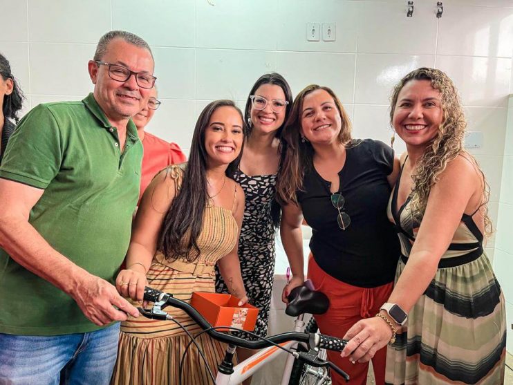 Prefeita Cordélia Torres participa de confraternizações dos profissionais da saúde e educação em Eunápolis 15