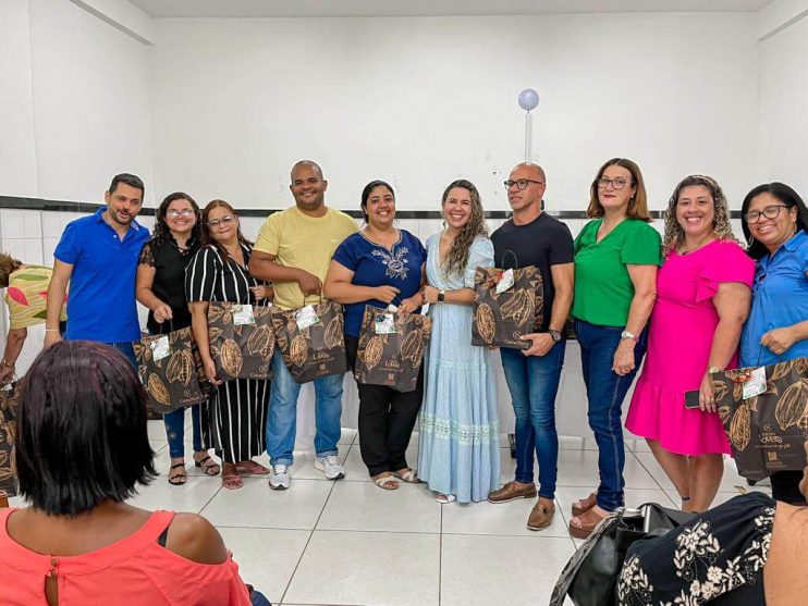 Prefeita Cordélia Torres participa de confraternizações dos profissionais da saúde e educação em Eunápolis 20