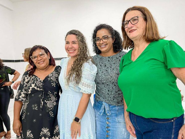Prefeita Cordélia Torres participa de confraternizações dos profissionais da saúde e educação em Eunápolis 21