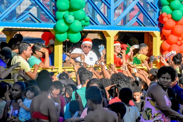 Criançada de Porto Seguro recebe presentes de Natal 24