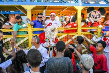 Criançada de Porto Seguro recebe presentes de Natal 9