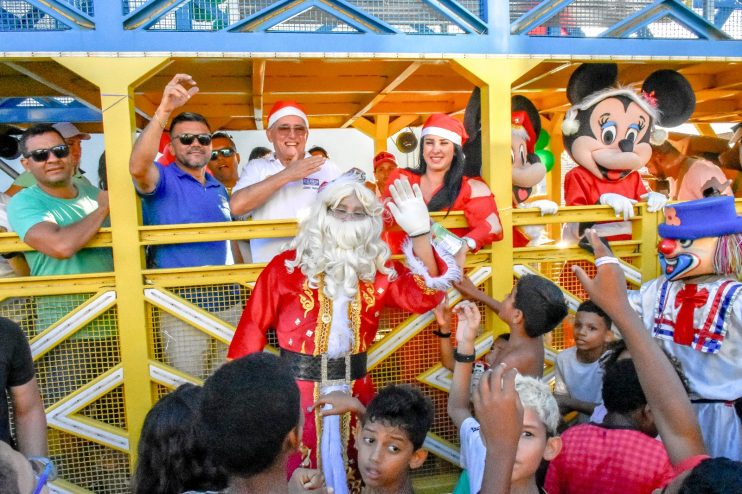 Criançada de Porto Seguro recebe presentes de Natal 16