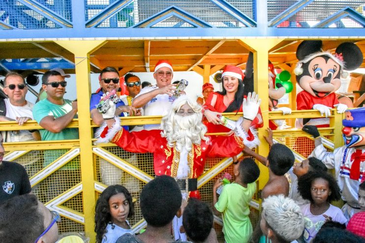 Criançada de Porto Seguro recebe presentes de Natal 14