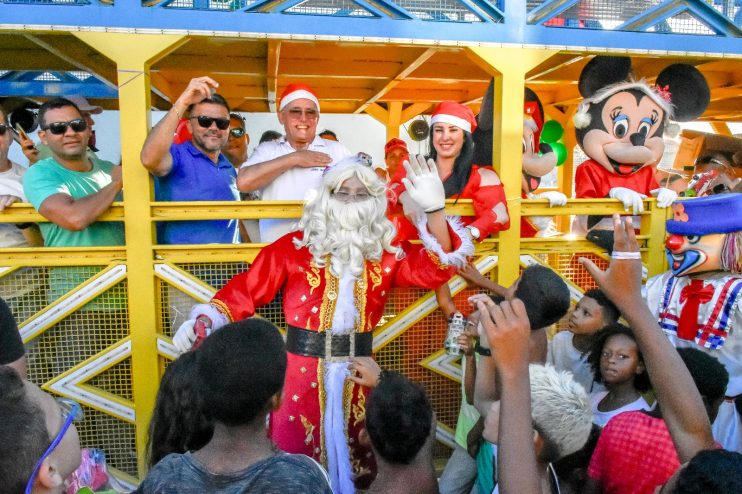 Criançada de Porto Seguro recebe presentes de Natal 15