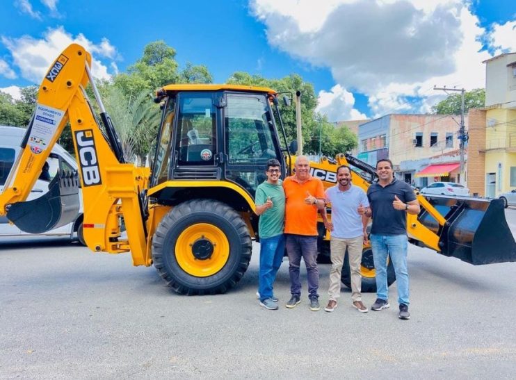 Itagimirim recebe nova nova retroescavadeira e amplia frota de máquinas pesadas no município 24