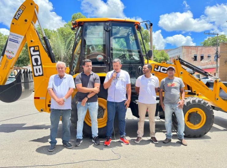 Itagimirim recebe nova nova retroescavadeira e amplia frota de máquinas pesadas no município 23