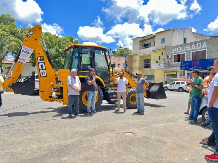 Itagimirim recebe nova nova retroescavadeira e amplia frota de máquinas pesadas no município 22