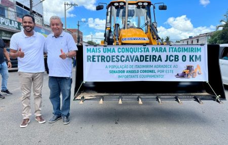 Itagimirim recebe nova nova retroescavadeira e amplia frota de máquinas pesadas no município 4