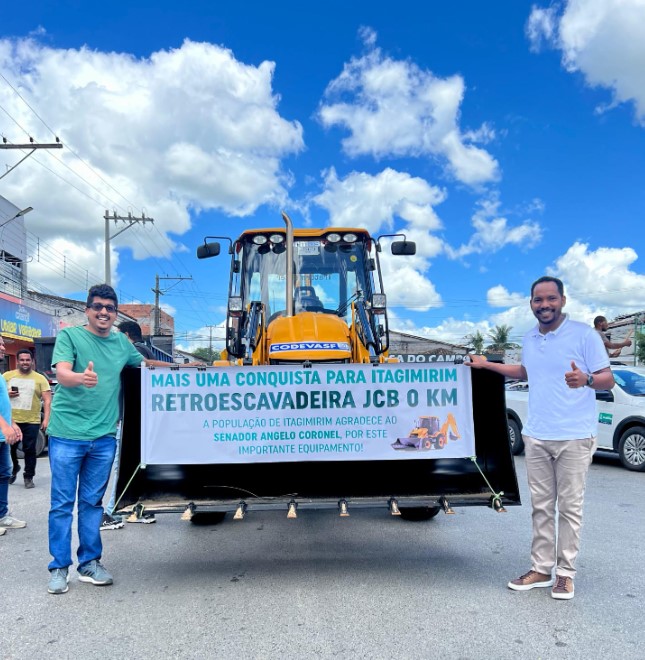 Itagimirim recebe nova nova retroescavadeira e amplia frota de máquinas pesadas no município 53