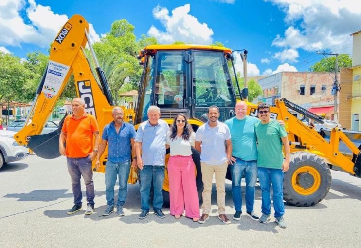 Itagimirim recebe nova nova retroescavadeira e amplia frota de máquinas pesadas no município 14