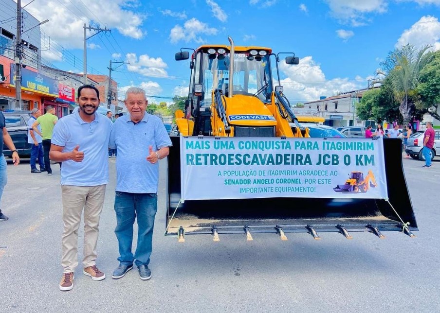 Itagimirim recebe nova nova retroescavadeira e amplia frota de máquinas pesadas no município 4