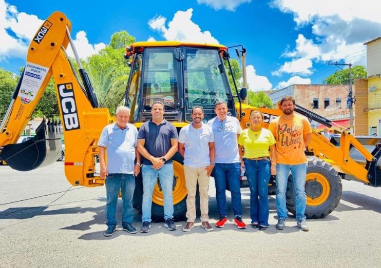 Itagimirim recebe nova nova retroescavadeira e amplia frota de máquinas pesadas no município 11