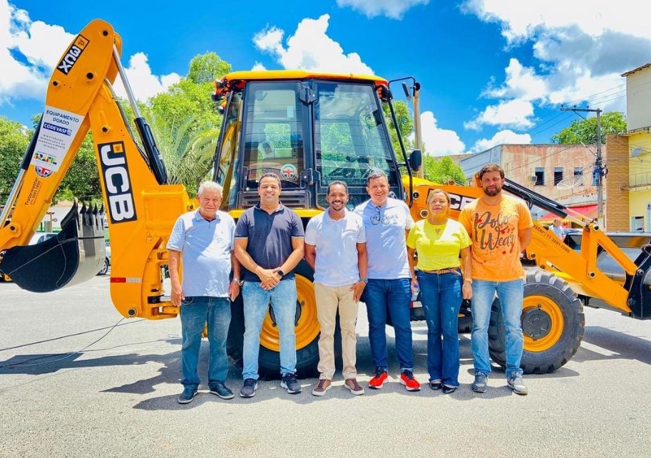 Itagimirim recebe nova nova retroescavadeira e amplia frota de máquinas pesadas no município 6