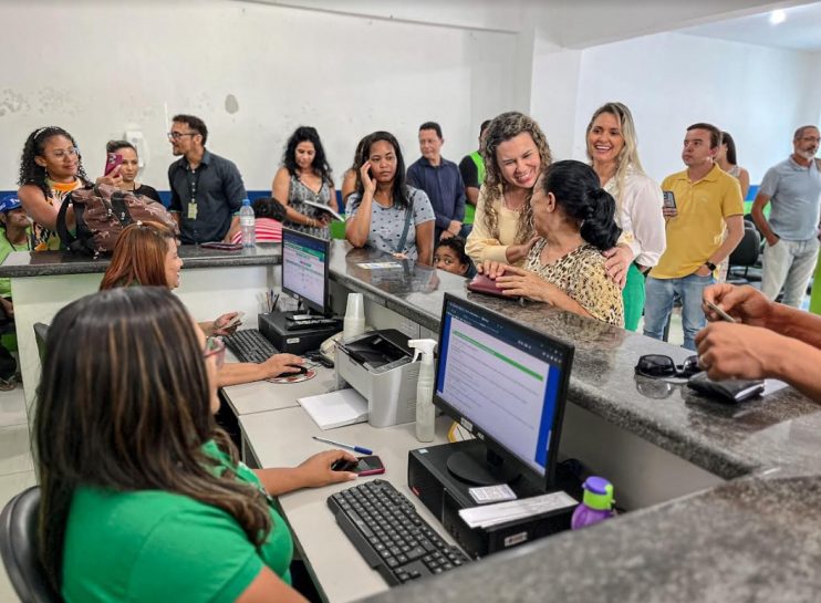 Prefeita Cordélia Torres fortalece Secretaria de Assistência Social com entrega de dezenas de computadores 17